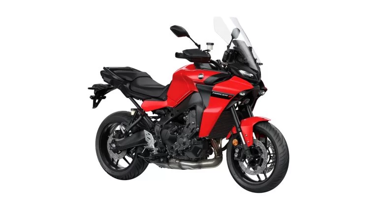 rood met zwarte Yamaha Tracer 9 op een witte achtergrond te zien vanuit het voorzijaanzicht