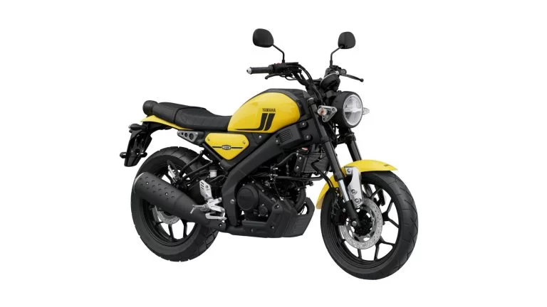 Productfoto 2023 Yamaha XSR 125 Impact Yellow op witte achtergrond