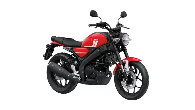 Productfoto 2023 Yamaha XSR 125 Red Line op witte achtergrond