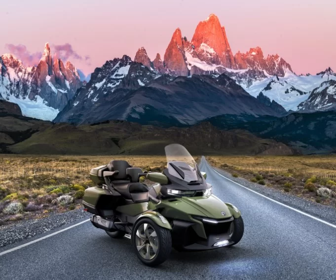 lifestyle foto 2021-can-am-spyder-rt-limited-sea-to-sky