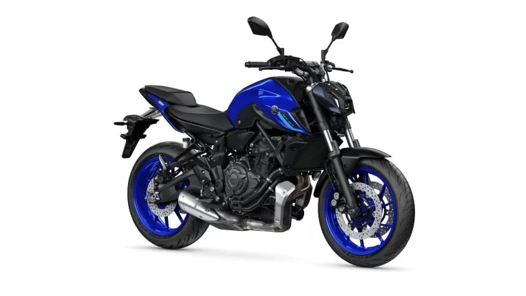 blauw met zwarte Yamaha MT-07 met blauwe velgen op een witte achtergrond te zien vanuit het voorzijaanzicht