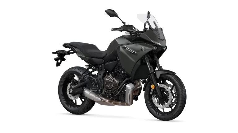zwarte Yamaha Tracer 7 op een witte achtergrond te zien vanuit het voorzijaanzicht