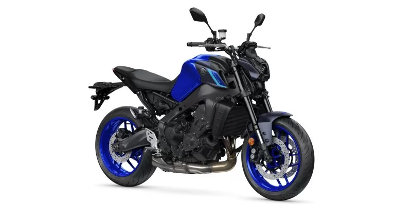 blauw zwarte Yamaha MT-09 met blauwe velgen op een witte achtergrond te zien vanuit het voorzijaanzicht