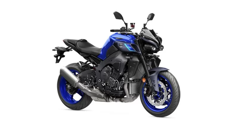 blauw met zwarte Yamaha MT-10 met blauwe velgen op een witte achtergrond te zien vanuit het voorzijaanzicht
