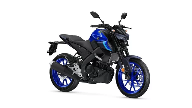 blauw zwarte Yamaha MT-125 met blauwe velgen op een witte achtergrond te zien vanuit het voorzijaanzicht