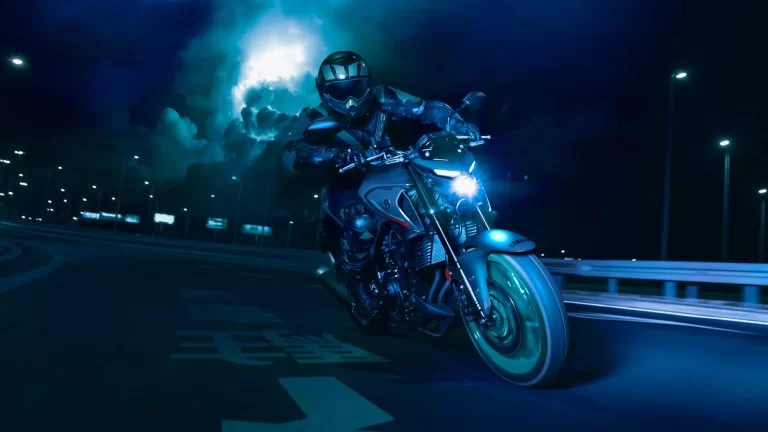 Actiefoto 2022-Yamaha-MT320-EU-Cyan_Storm-Action-009-03 vooraanzicht van motorrijder die hangt in de bocht in de nacht