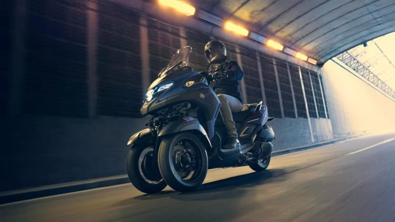 Actiefoto 2022-Yamaha-MW300-EU-Petrol_Blue-Action-005-03 met motorrijder die door een tunnel rijdt