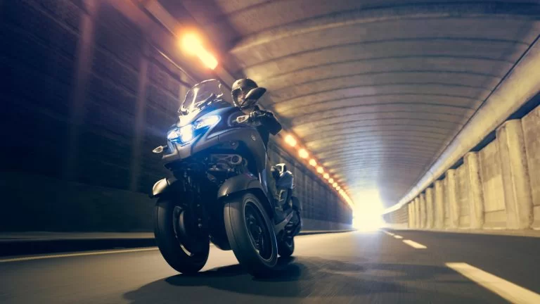Actiefoto 2022-Yamaha-MW300-EU-Petrol_Blue-Action-005-03 met motorrijder die over door een tunnel rijdt en licht in de bocht hangt