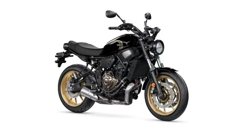 Productfoto 2022-Yamaha-XS700-EU-Historic_Black-Studio-001-03 op witte achtergrond