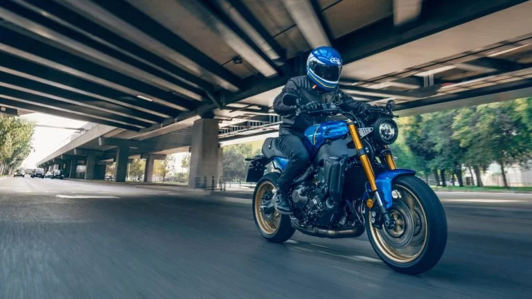 Actiefoto 2022-Yamaha-XS850-EU-Legend_Blue-Action-002-03 met motorrijder die onder een viaduct door rijdt