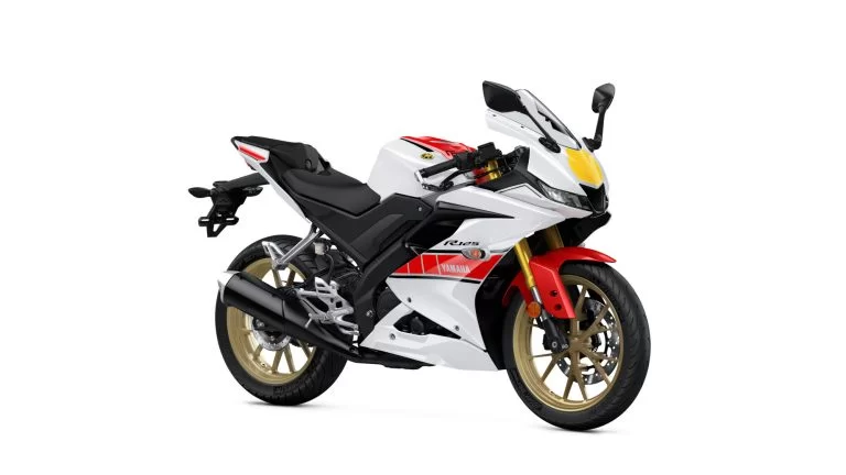 wit met rode Yamaha YZF-R125 World GP 60th Anniversary op een witte achtergrond te zien vanuit het zijaanzicht