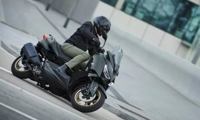 actiefoto van de 2022-yamaha-t-max-560-tech-max-zware-motorscooter