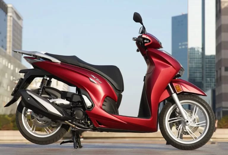 lifestyle shot zijaanzicht 2023-Honda-Sh350i-motorscooter