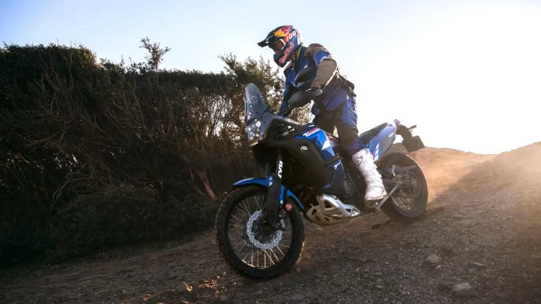 2023-Yamaha-world-rally rijdend over het zand naar beneden.