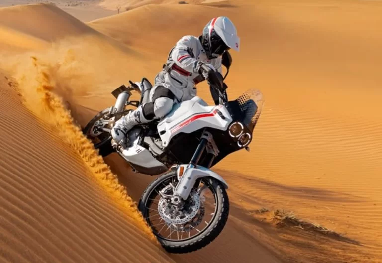 actiefoto van motorrijder in de woestijn op een 2023 ducati desertx toermotor