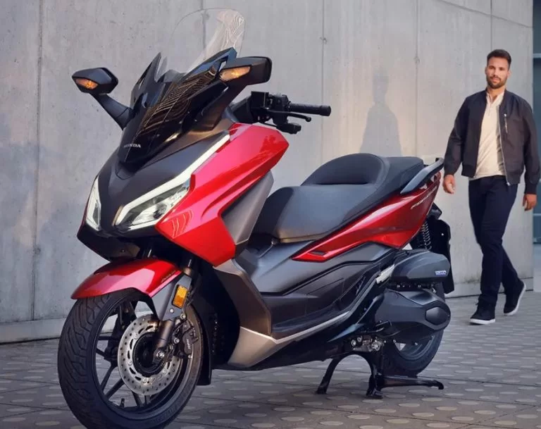 lifestyleshot van de 2023-honda-forza-350-motorscooter