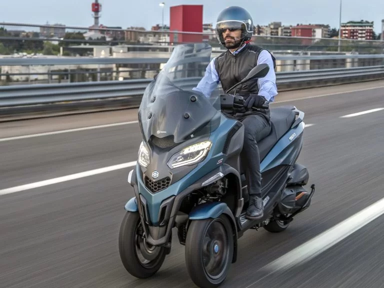 Actiefoto van 2023-piaggio-mp3-530-hpe-zware-motorscooter