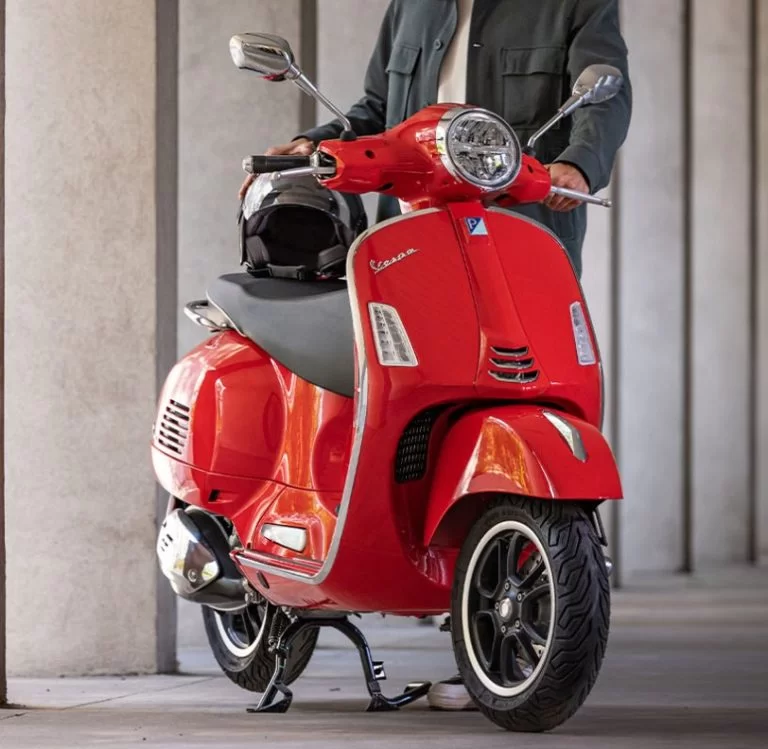 lifestylefoto van de 2023-vespa-gts-super-modellen-motorscooter