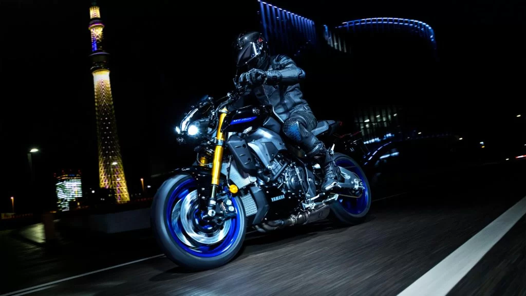 motorrijder rijdt langs de stad in het donker op een mt-10 sp