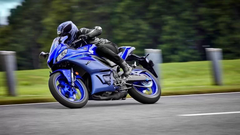 Blauwe supersport motor rijdt over het circuit