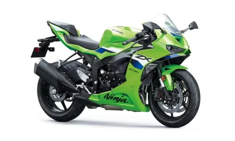 groene ZX-6R in een witte studio.