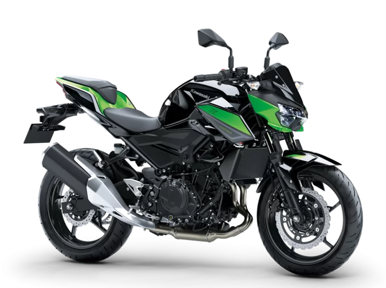 Productfoto 2023 Kawasaki Z400 groenzwart met standaard uitrusting op witte achtergrond