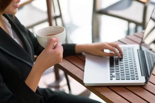 Een vrouw achter haar laptop.