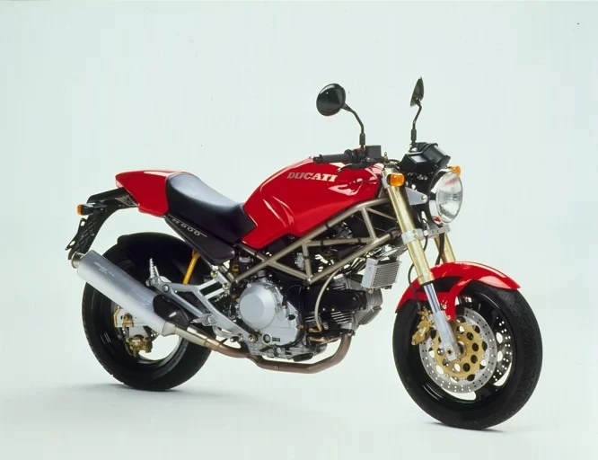 Studio foto van een van de eerste modellen van een naked bike. De Ducatie Monster uit 1993