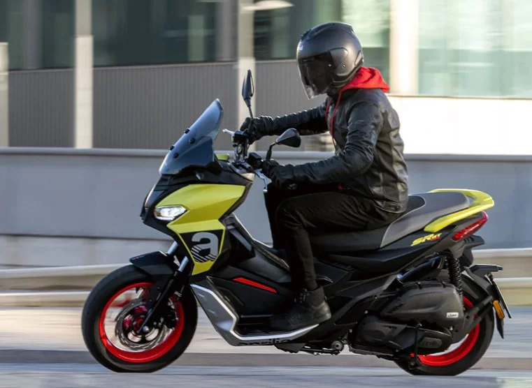 actiefoto van een gele 2023 Aprilia-sr-gt-motorscooter