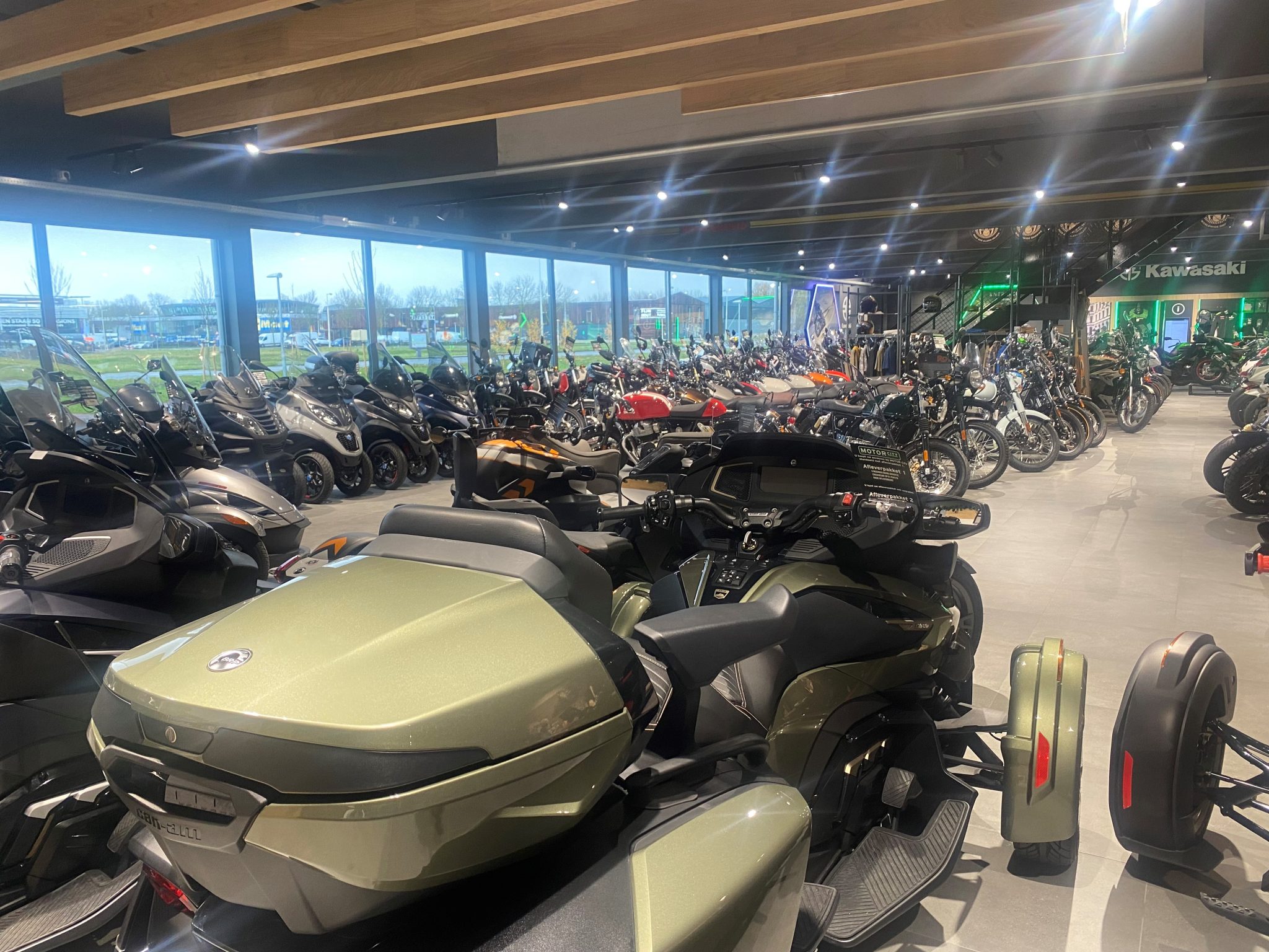overzicht van showroom bij motorcity amsterdam