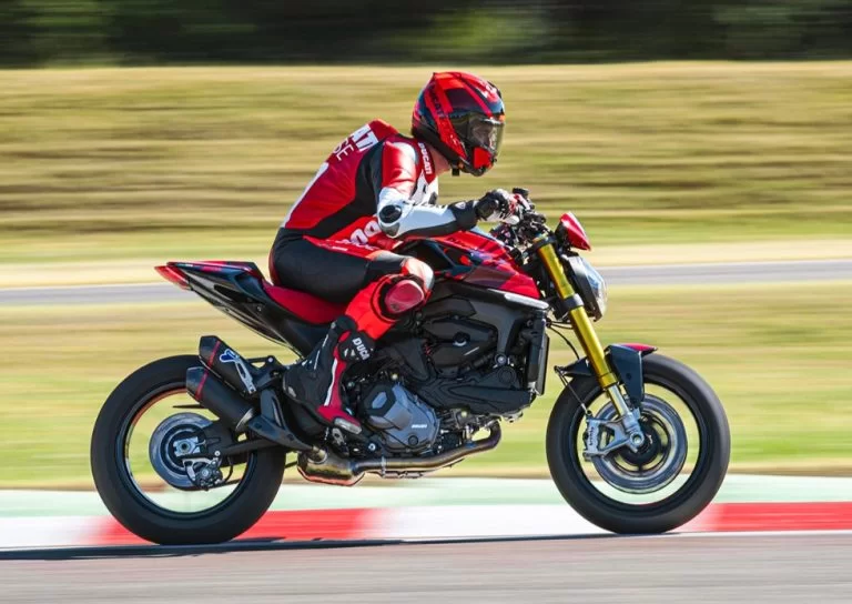 Motorracer op het circuit met een Ducati Monster SP