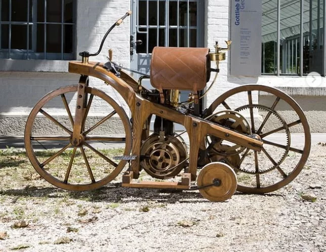 De eerste motorfiets van hout
