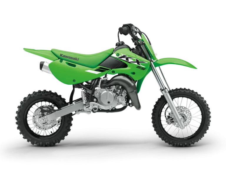 Kawasaki KX65 in een witte studio.