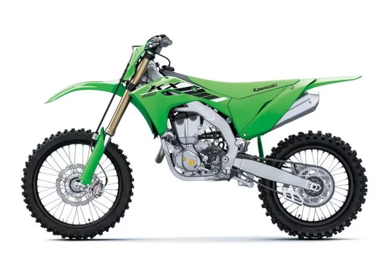 Kawasaki motorcrosser in een witte studio.