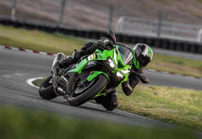 Kawasaki Ninja rijdend over het circuit.