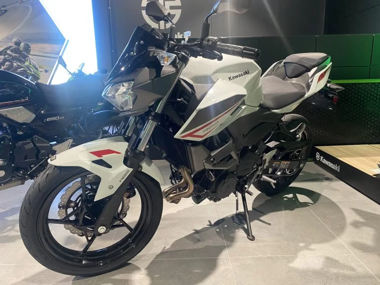 Showroom foto van de 2023 Z400 naked bike van Kawasaki