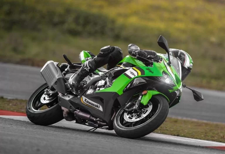 Ninja ZX-6R rijdend over het circuit.