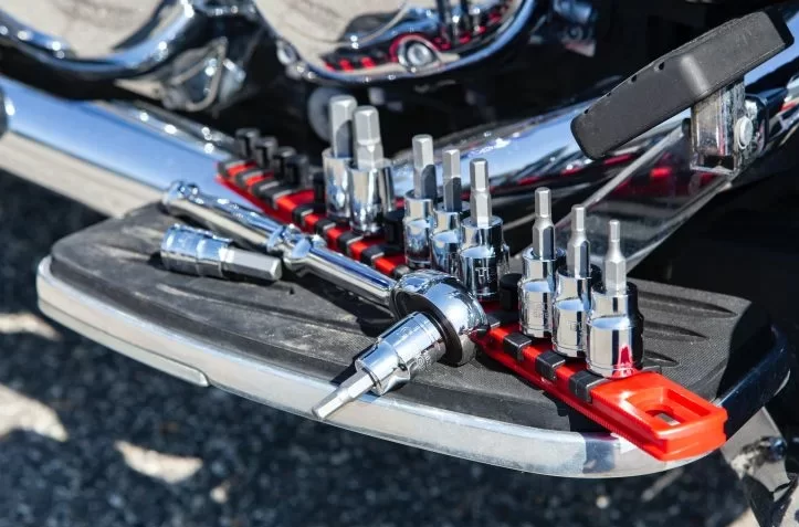 close up van moersleutels van voor een motorfiets