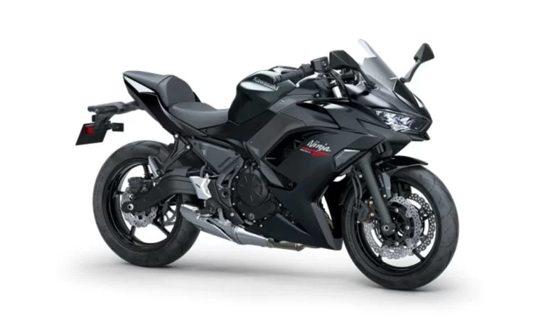 ninja 650 in een witte studio