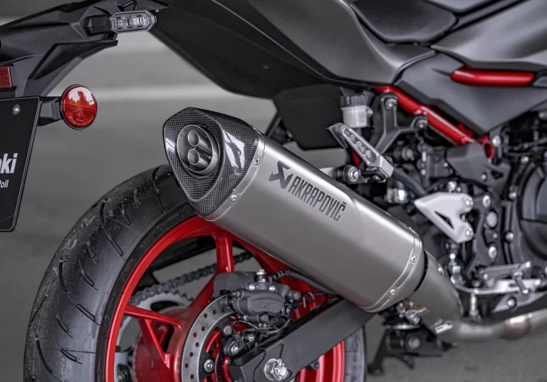 Kawasaki Z500 SE met een Akrapovic uitlaat,.