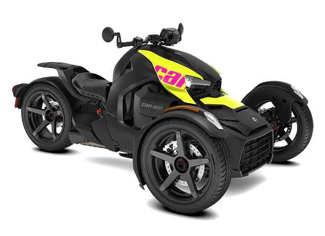 zwart met geel en roze Can-Am Ryker Sport 900 op een witte achtergrond te zien vanaf het voorzijaanzicht