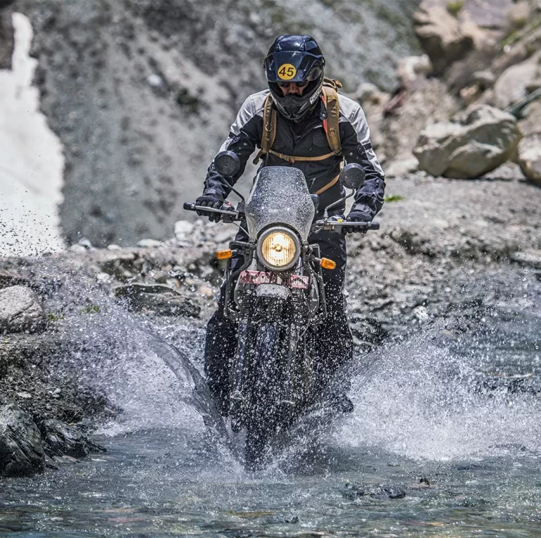Himalayan motor rijdend door het water.