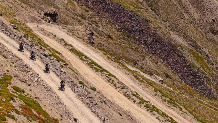 Bovenaanzicht van Royal Enfield motoren door het landschap.