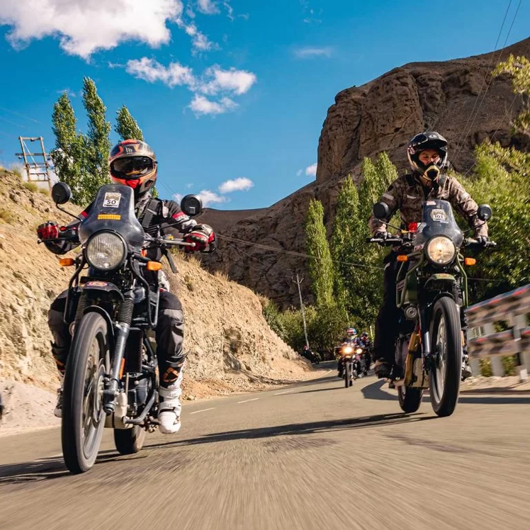 Twee Himalayan motoren rijdend in het gebergte.