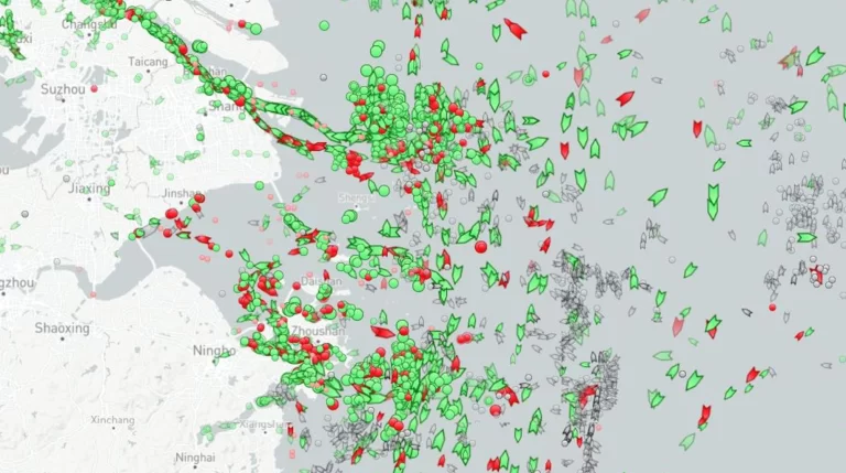 kaart schepen die vastliggen voor de haven van Shanghai