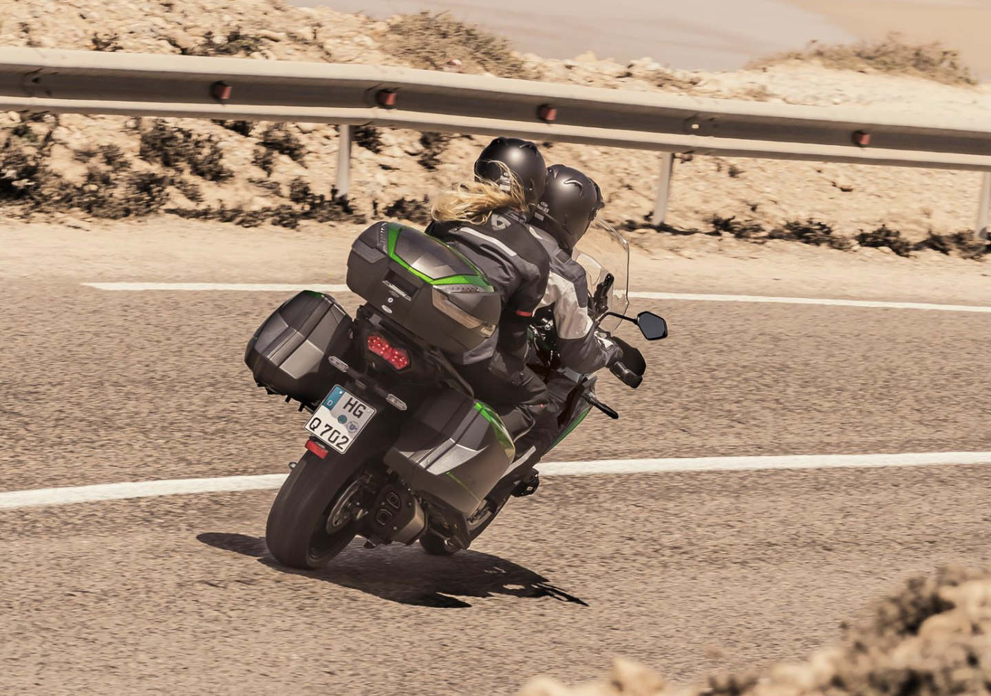 Actiefoto 2023 Kawasaki Versys 1000 SE met twee motorrijders op doortocht in woestijnachtig landschap