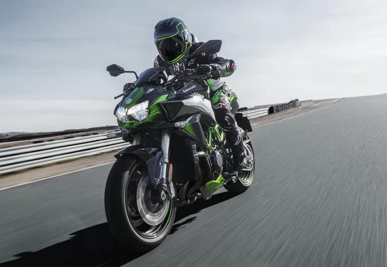 Actiefoto 2023 Kawasaki ZH2 groen schuin vooraanzicht op racecircuit met blauwe lucht op achtergrond.