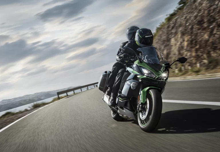 Actiefoto 2023 Kawasaki Ninja 1000 SX van motorrijder met buddy met rotsachtige en bewolking op achtergrond
