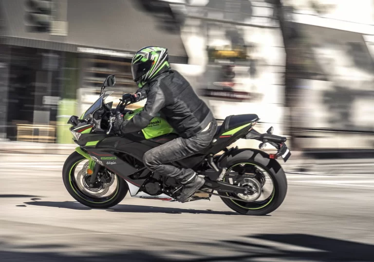 Actiefoto 2023 Kawasaki Ninja 650 van motorrijder die de bocht neemt in stedelijk gebied