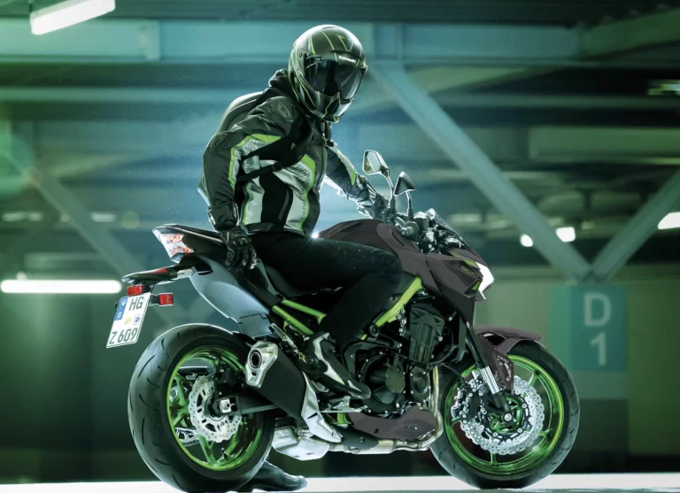 Lifestylefoto 2023 Kawasaki Z900 met motorrijder die achterom kijkt in de camera